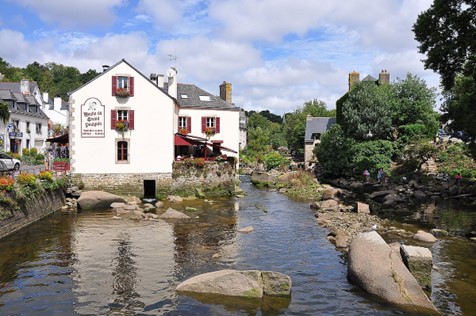 Pont Aven – Vue sur le moulin et l’Aven. Wikipédia commons